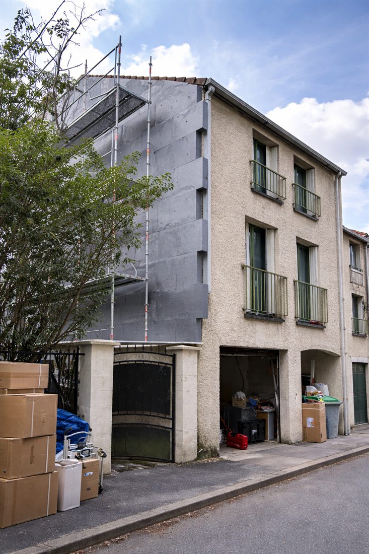 Début de la pose de l'isolant extérieur sur échafaudage