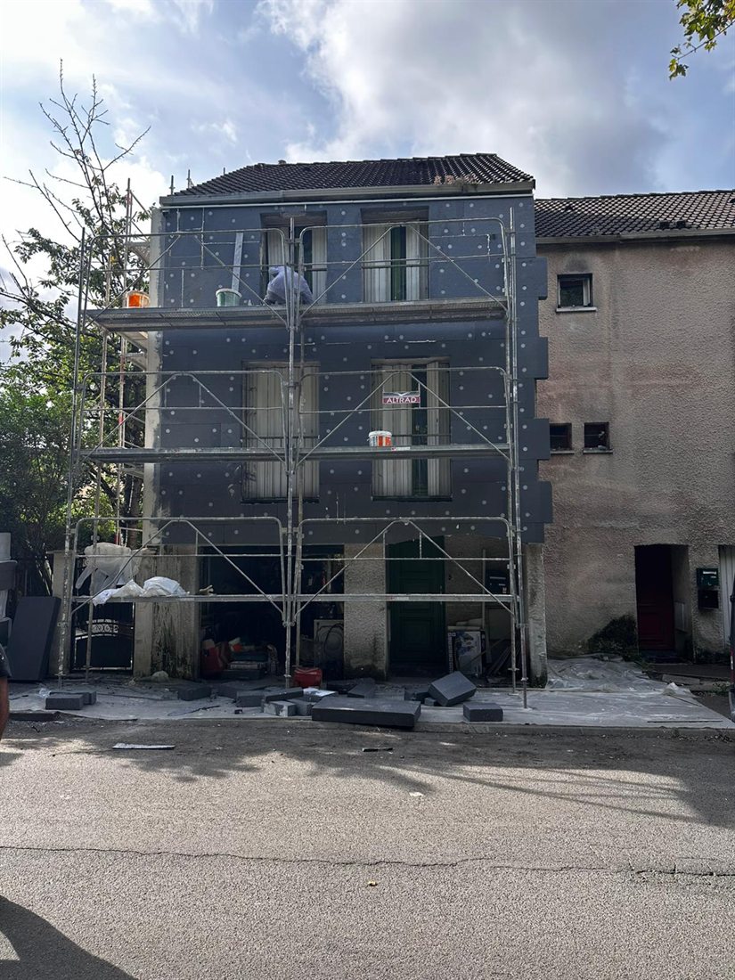 Panneaux isolants en polystyrène posés en façade