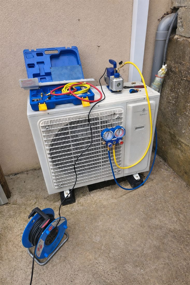 Mise en service d'une pompe à chaleur De Dietrich, charge de fluide