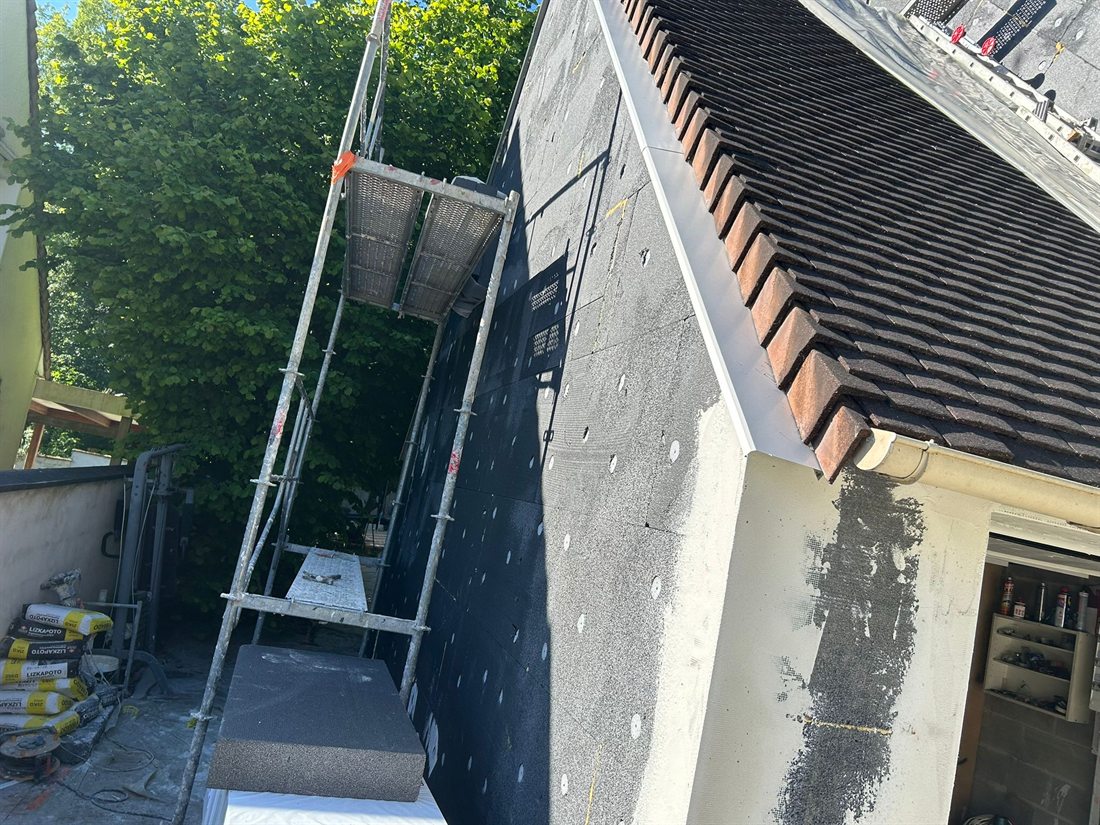 Isolation extérieure en cours avec échafaudage