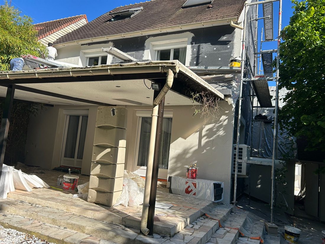 Chantier d'isolation extérieure en cours