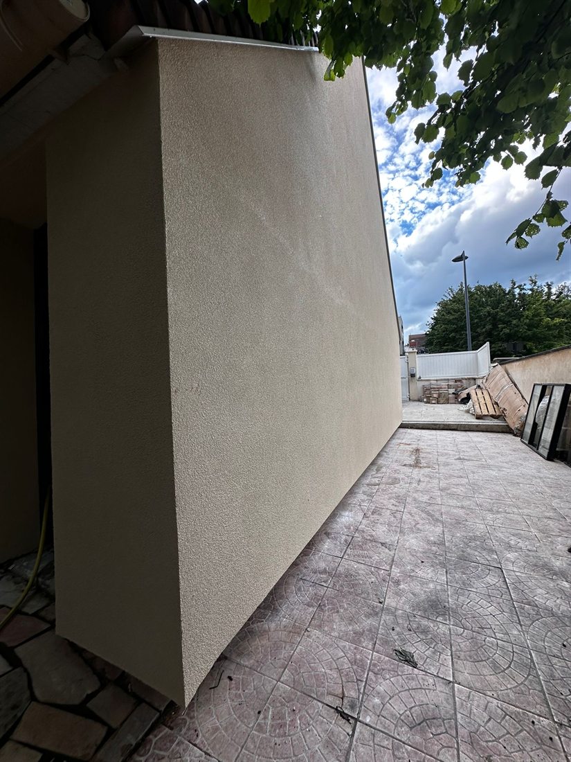 Détail rapproché du mur isolé, finition soignée