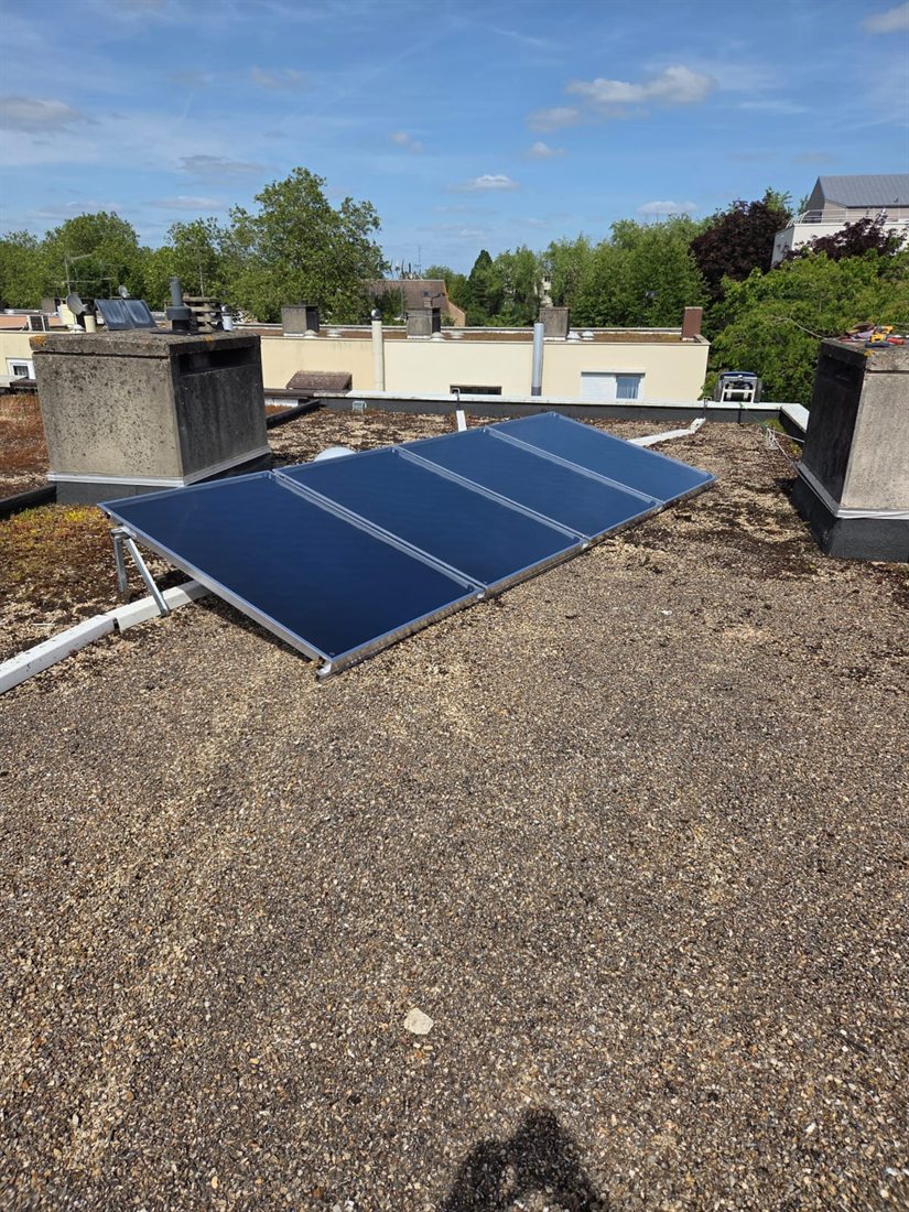 Capteurs solaires posés sur le toit
